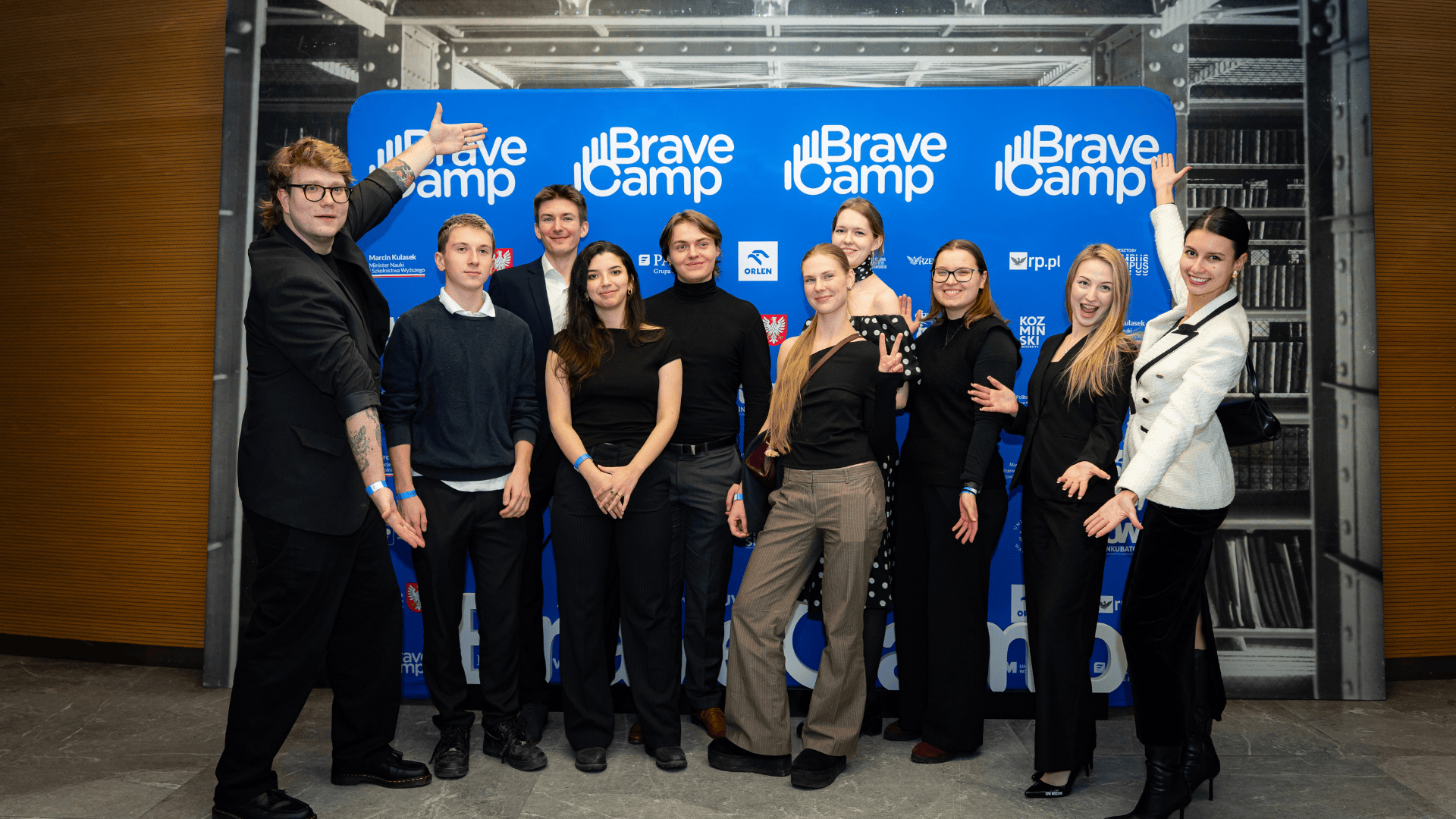 Read more about the article Reality-check na&nbsp;scenie – Jak Pitch Deck i&nbsp;storytelling wygrały 15. edycję BraveCamp